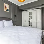 Furnished Flat W Balcony Near Metro In Kartal